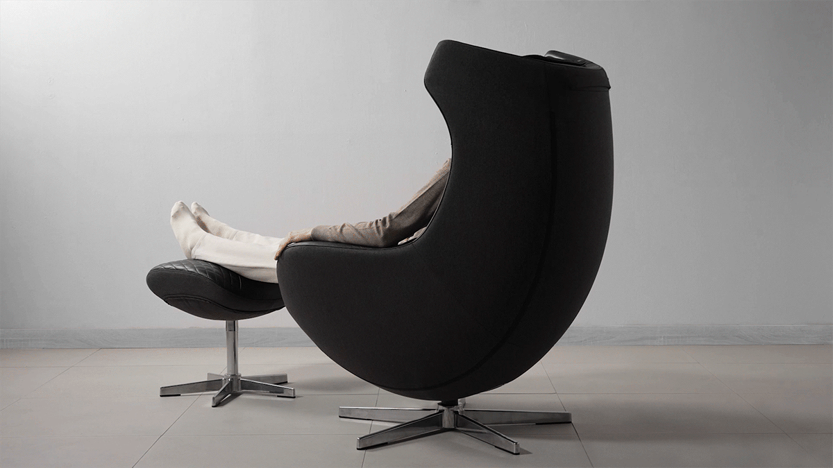 GIF showing the Ceragem PAUSE M4 massage chair using SPINE-Tech™ technology to analyze the user’s body contours and automatically adjust massage settings, delivering targeted spinal therapy and personalized relaxation.