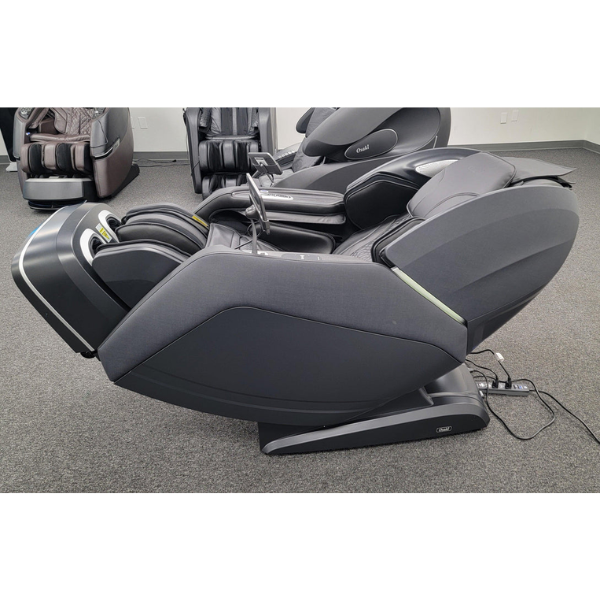 Osaki Manhattan Open Box Floor Model Massage Chair — The Modern Back