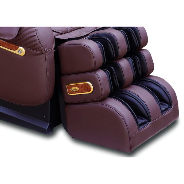 The Luraco iRobotics i9 Max Royal Edition massage chair comes with a 3-stage extendable leg ottoman that adjusts automatically. 