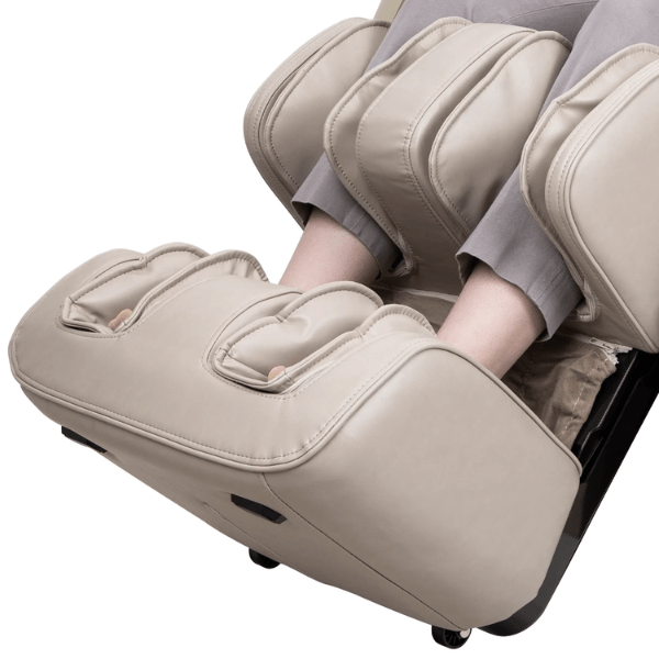 The Titan Luxe 3D Massage Chair comes with an extendable leg ottoman designed to accommodate each user's unique leg length. 